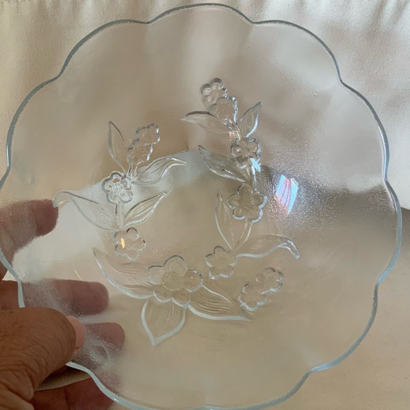 Glass bowl with a Frosted Flower Design on the bottom. Has many uses. - Picture 5 of 6
